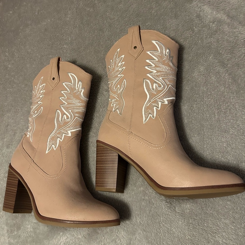 Chic Western Tan Boots with White Embroidery